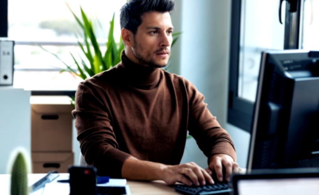 Person arbeitet konzentriert an persönlichen Zielen