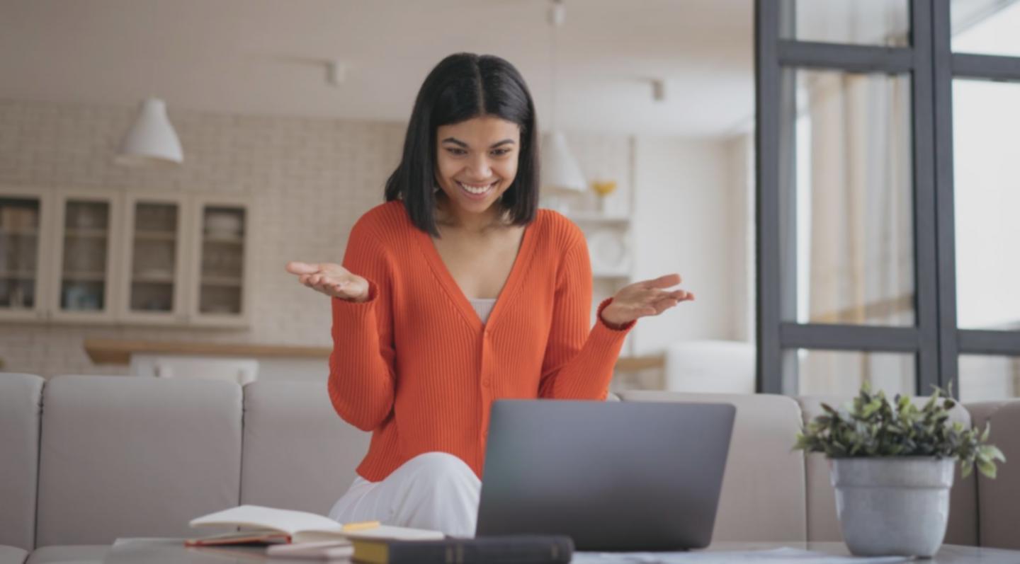Professionelles Team bei der Entwicklung von Lerninhalten